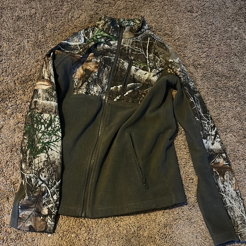 children’s camo magellan outdoors zip up jacket size large in new condition